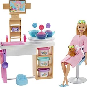 Barbie GJR84 - Wellness Gesichtsmasken Spielset, Barbie-Puppe (blond), Hündchen, Spa-Station, Barbie-Knete, +10 Zubehörteilen, Spielzeug Geschenk für Kinder von 3 bis 7 Jahren